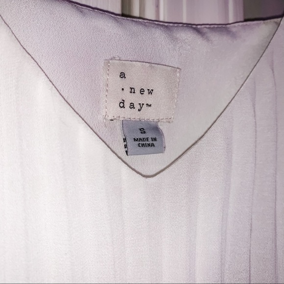 SOLD White Pleated Top - Picture 3 of 3